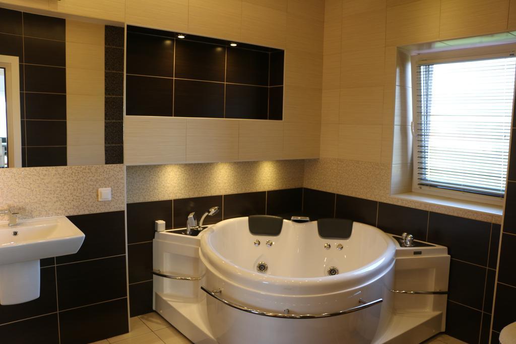 Sanderson Apartments Csíkszereda Szoba fotó